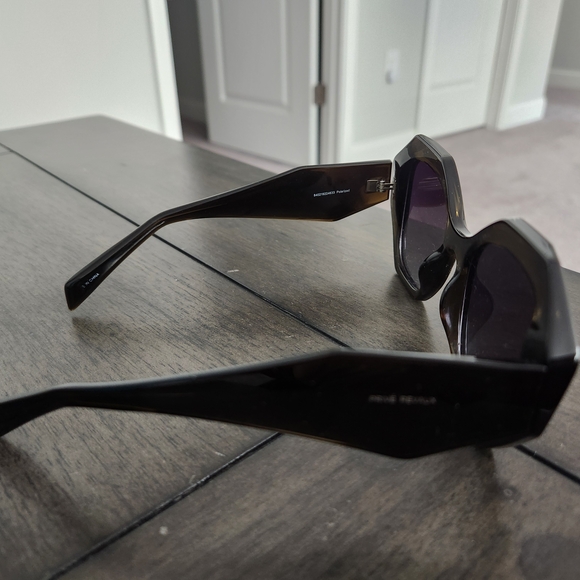 Chic Black Sunglasses - Picture 2 of 5